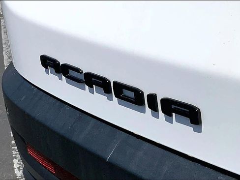 Used 2022 GMC Acadia SLE w/ Elevation Edition FWD image 9
