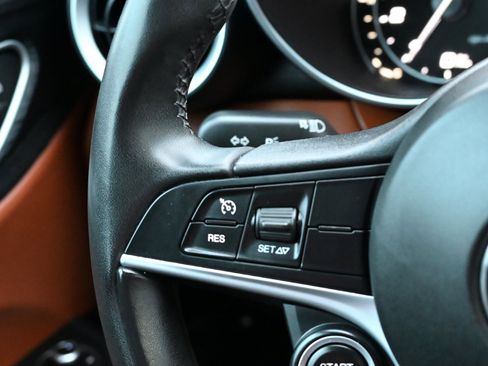 Used 2019 Alfa Romeo Giulia AWD w/ Cold Weather Package image 19