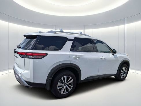 Used 2025 Nissan Pathfinder SL FWD image 4