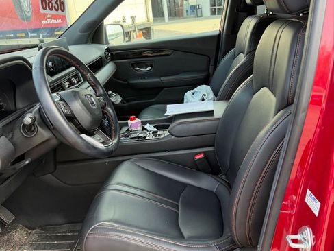 Used 2025 Honda Pilot TrailSport image 13