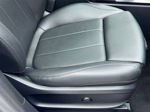 Used 2020 Mercedes-Benz GLB 250 w/ Premium Package image 47