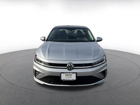 Used 2025 Volkswagen Jetta SE image 4