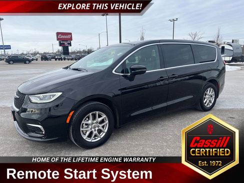 Used 2025 Chrysler Pacifica Select image 1