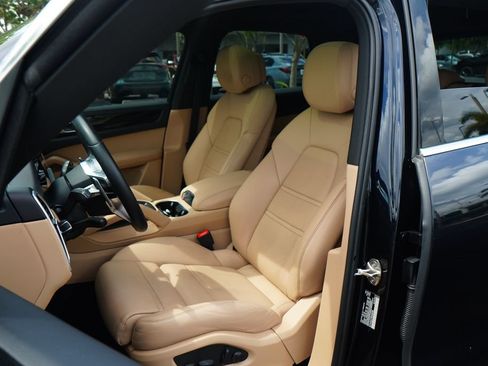Used 2022 Porsche Cayenne AWD/4WD image 14