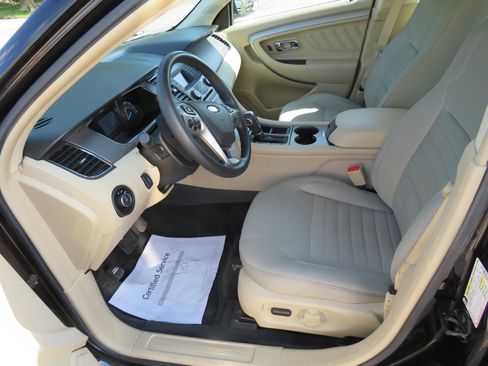 Used 2017 Ford Taurus SE image 3