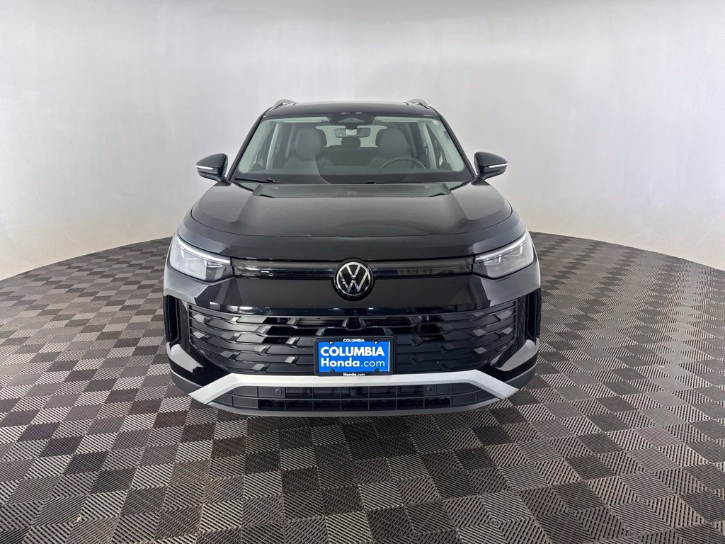 Used 2025 Volkswagen Tiguan SE AWD/4WD image 3
