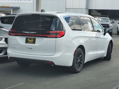 Used 2025 Chrysler Pacifica Select FWD image 4
