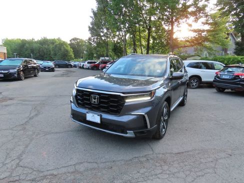 Certified 2024 Honda Pilot Touring image 1