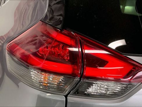 Used 2018 Nissan Rogue SV w/ Premium Package image 30