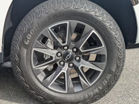 Used 2024 Chevrolet Tahoe Z71 w/ Luxury Package AWD/4WD image 11