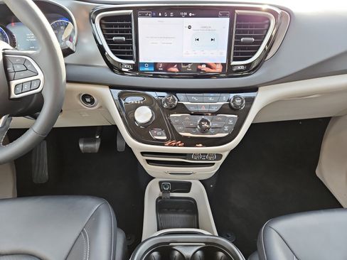 Used 2024 Chrysler Pacifica Touring-L image 11