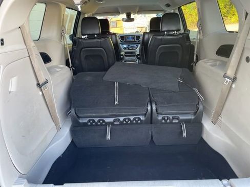 Used 2020 Chrysler Pacifica Touring-L image 8