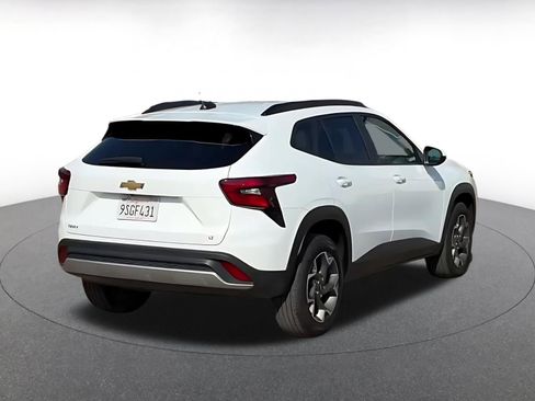 Used 2025 Chevrolet Trax LT w/ LT Convenience Package image 12