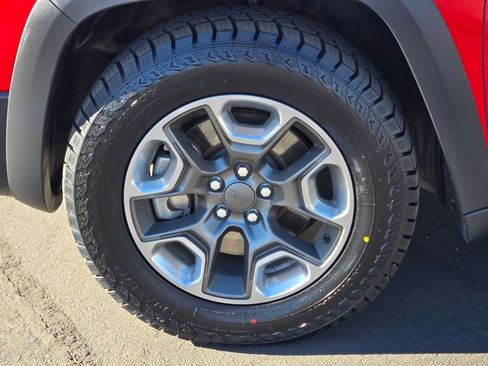 Used 2019 Jeep Cherokee Trailhawk image 9