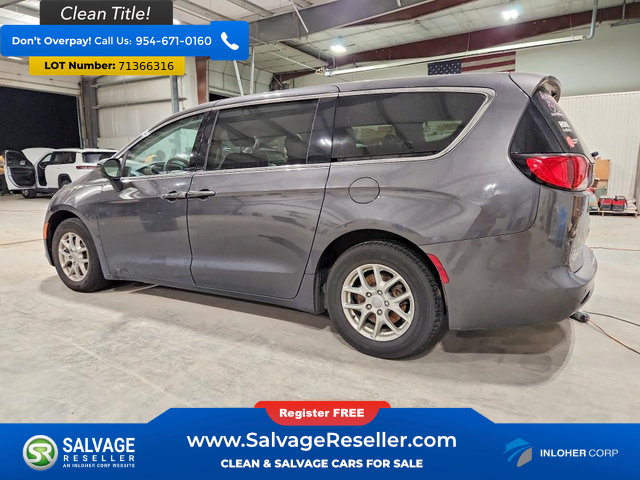 Used 2017 Chrysler Pacifica Touring FWD image 3