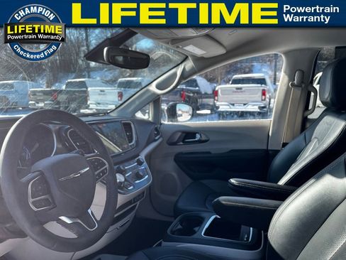 Used 2024 Chrysler Pacifica Touring-L image 17