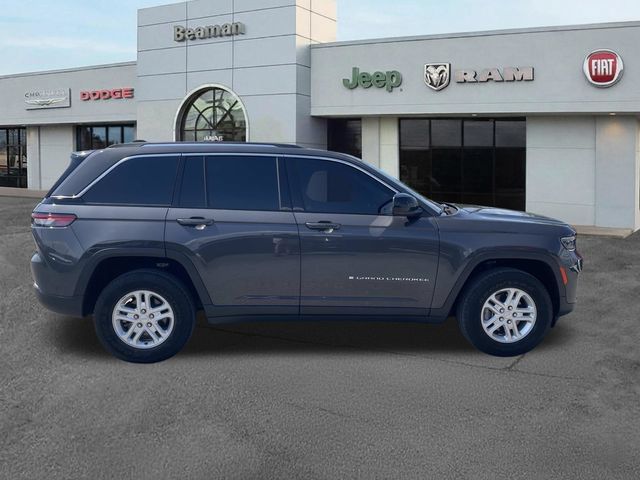 Used 2023 Jeep Grand Cherokee Laredo AWD/4WD image 2