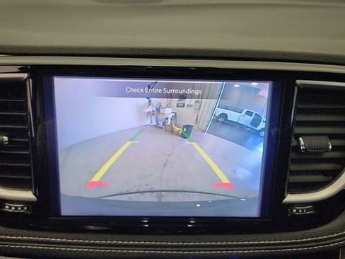 Used 2025 Chrysler Pacifica Limited FWD image 19