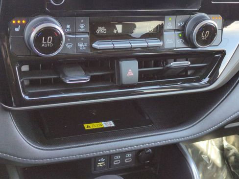 Used 2023 Toyota Highlander XLE image 23