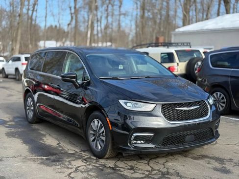 Used 2022 Chrysler Pacifica Touring-L image 4