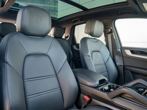 Used 2025 Porsche Cayenne image 27