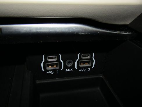 Used 2021 Chrysler Pacifica Limited w/ Uconnect Theater Family Group image 38