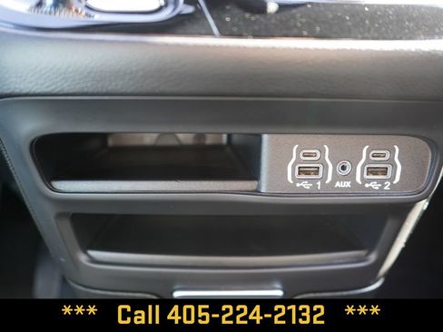 Used 2025 Chrysler Pacifica Select FWD image 35