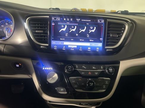 Used 2024 Chrysler Pacifica Touring-L FWD image 4