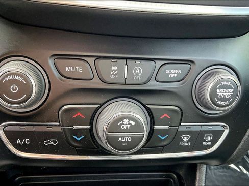 Used 2023 Jeep Cherokee Altitude Lux AWD/4WD image 32