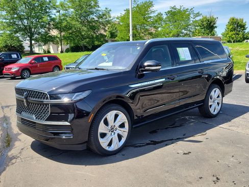 Used 2025 Lincoln Navigator L Reserve AWD/4WD image 2