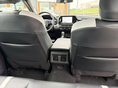 Used 2025 Toyota Camry SE FWD image 32