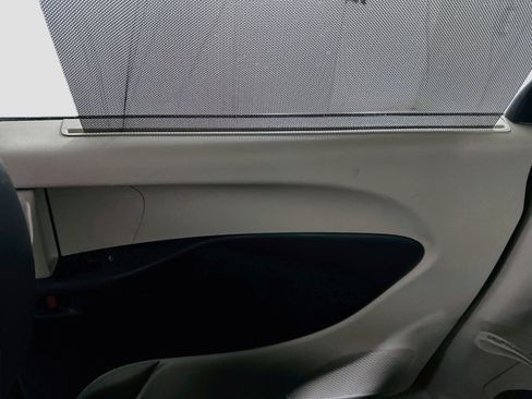 Used 2024 Chrysler Pacifica Touring-L FWD image 31