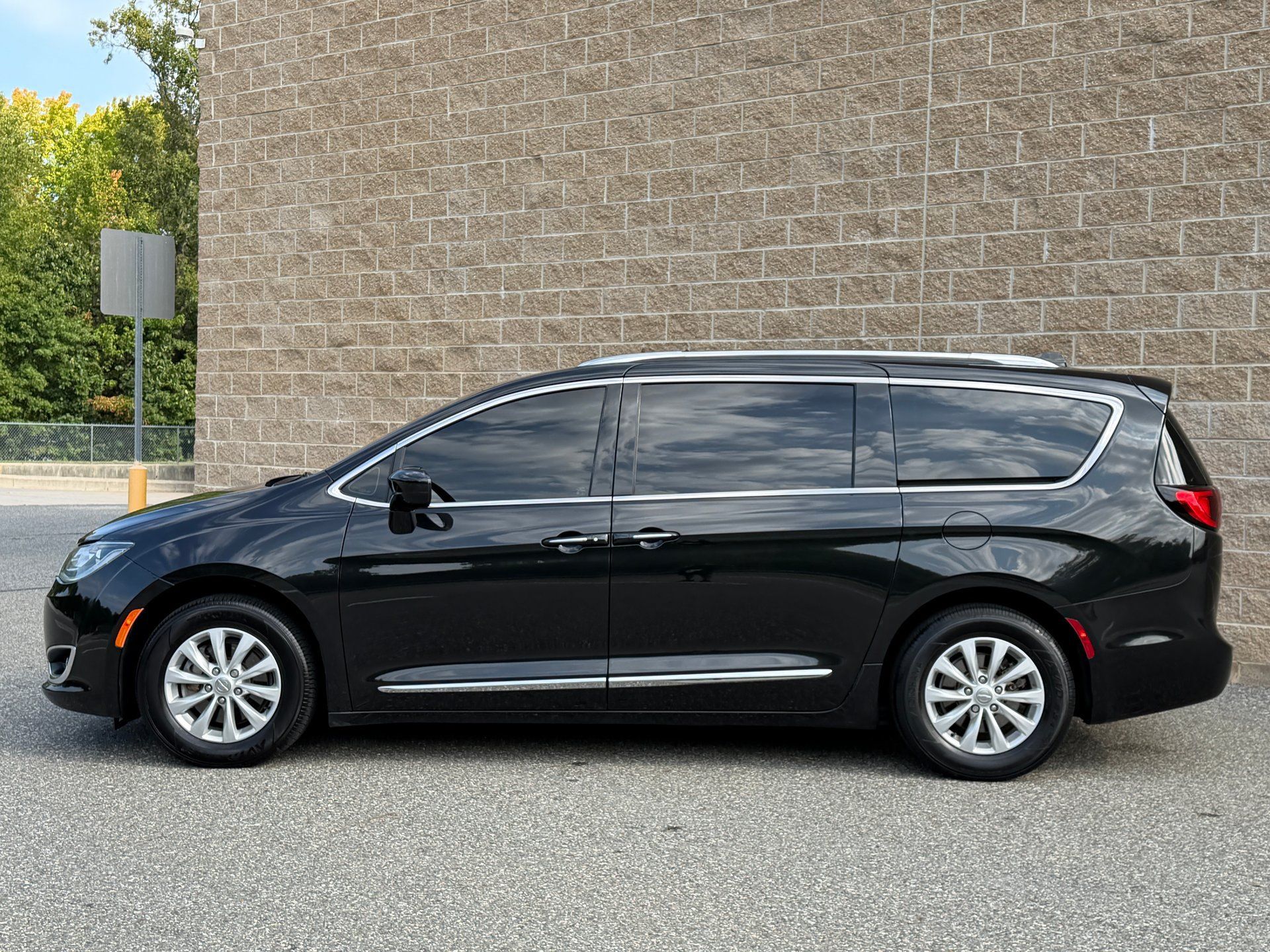 Used 2018 Chrysler Pacifica Touring-L FWD image 7