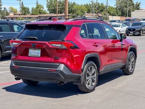Used 2022 Toyota RAV4 XLE Premium AWD/4WD image 4