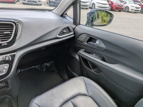 Used 2025 Chrysler Pacifica Select FWD image 16