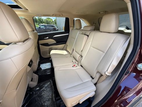Used 2017 Toyota Highlander XLE w/ Carpet Mat Package AWD/4WD image 27