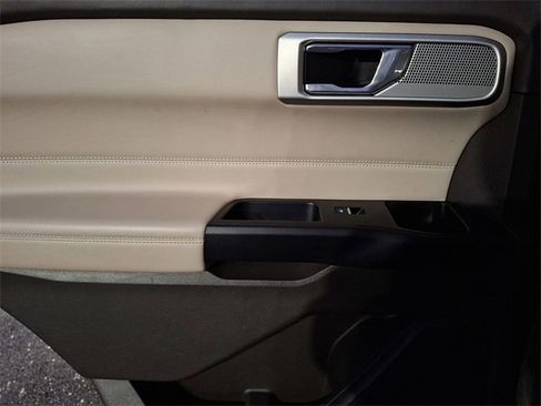 Used 2020 Ford Explorer Platinum image 12