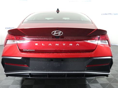Used 2025 Hyundai Elantra SEL image 7