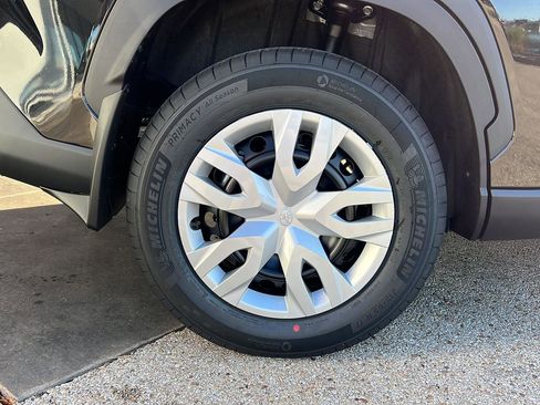 Used 2026 Toyota Corolla Cross L image 6