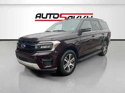 Used 2024 Ford Expedition XLT RWD image 3