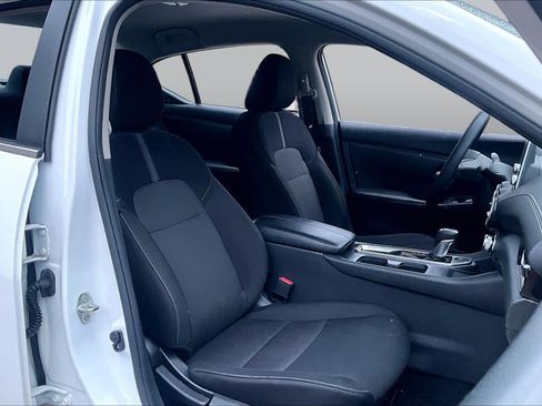 Used 2025 Nissan Sentra SV FWD image 9