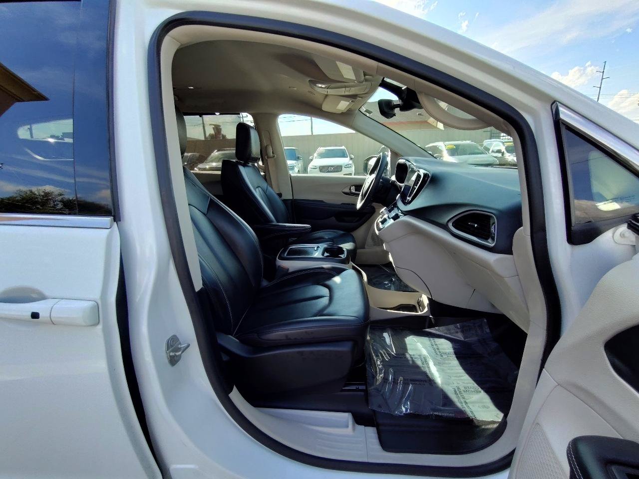 Used 2023 Chrysler Pacifica Touring-L FWD image 49