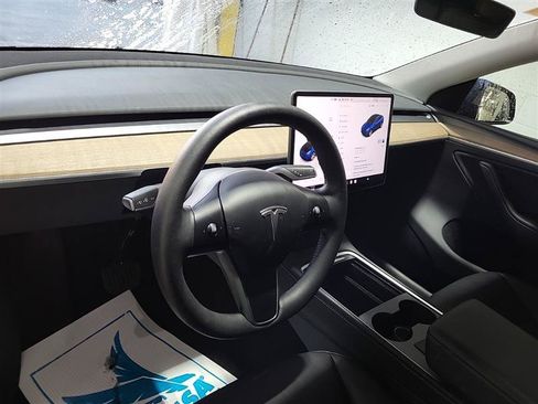 Used 2024 Tesla Model Y Long Range AWD/4WD image 7