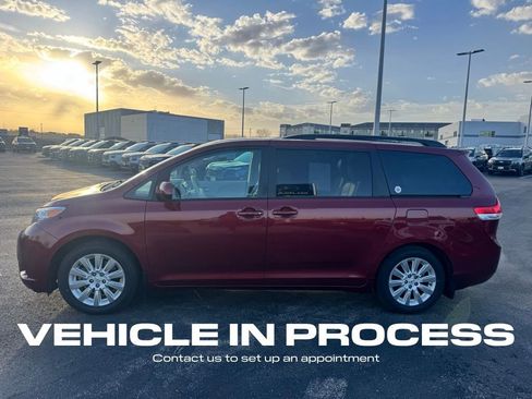 Used 2012 Toyota Sienna XLE image 6