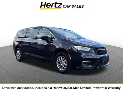 Used 2025 Chrysler Pacifica Select
