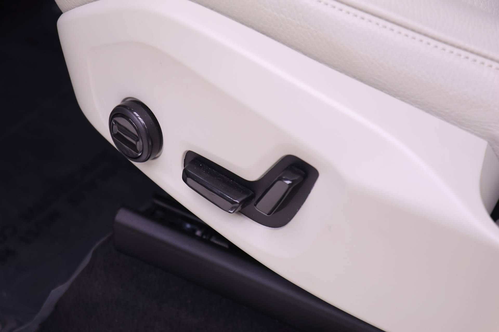 Certified 2025 Volvo XC90 T8 Plus w/ Protection Package Premier AWD/4WD image 19