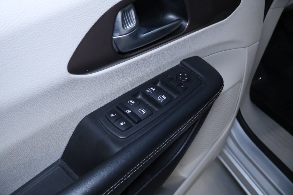 Used 2023 Chrysler Voyager LX FWD image 13