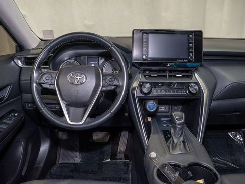 Used 2021 Toyota Venza LE image 2