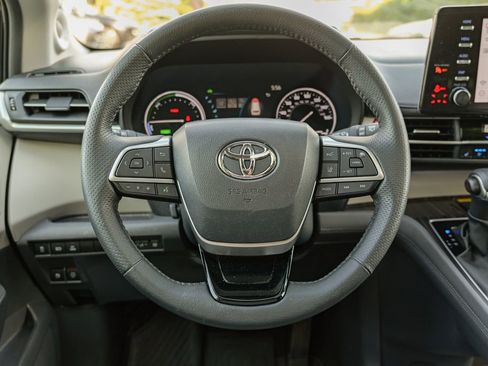 Used 2023 Toyota Sienna Limited AWD/4WD image 42