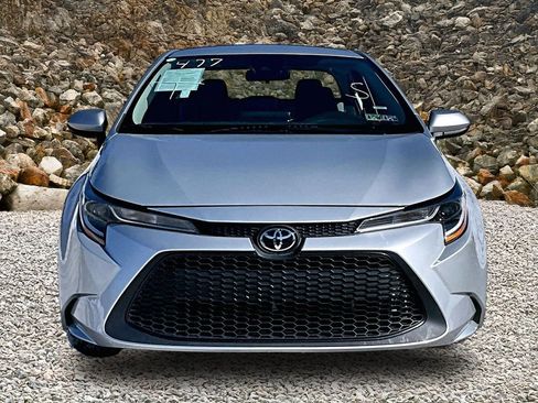 Used 2022 Toyota Corolla LE image 3